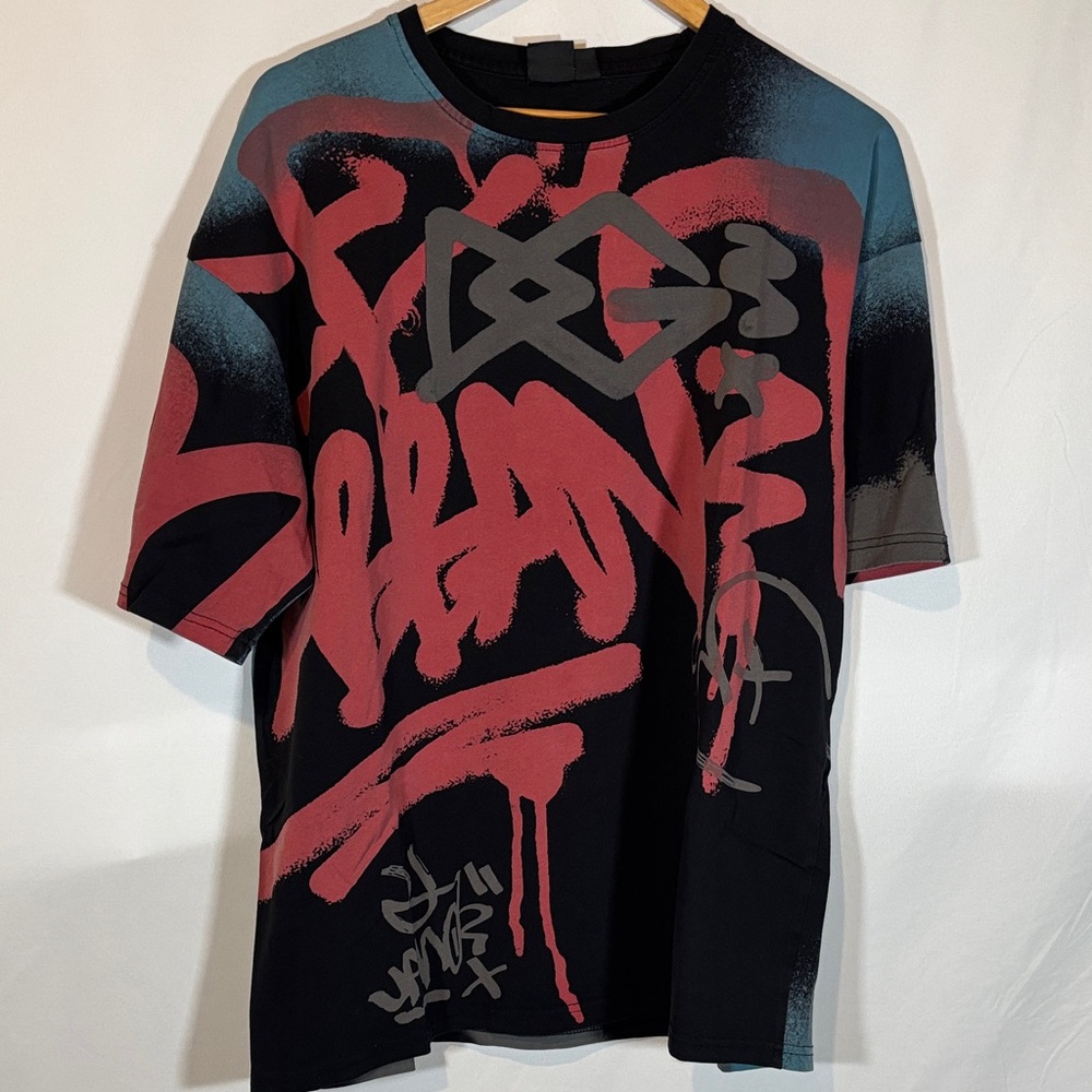 Men's Graphic T-Shirt - spray paint effect